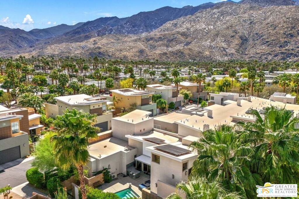 Image 5 of property listing at 914 Oceo Circle, Palm Springs, CA 92264