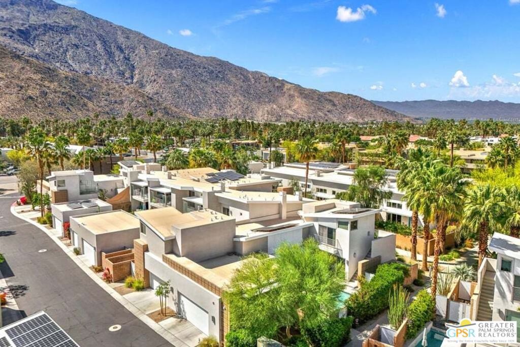 Image 6 of property listing at 914 Oceo Circle, Palm Springs, CA 92264