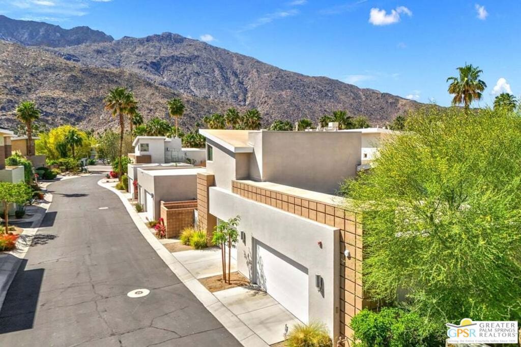 Image 7 of property listing at 914 Oceo Circle, Palm Springs, CA 92264
