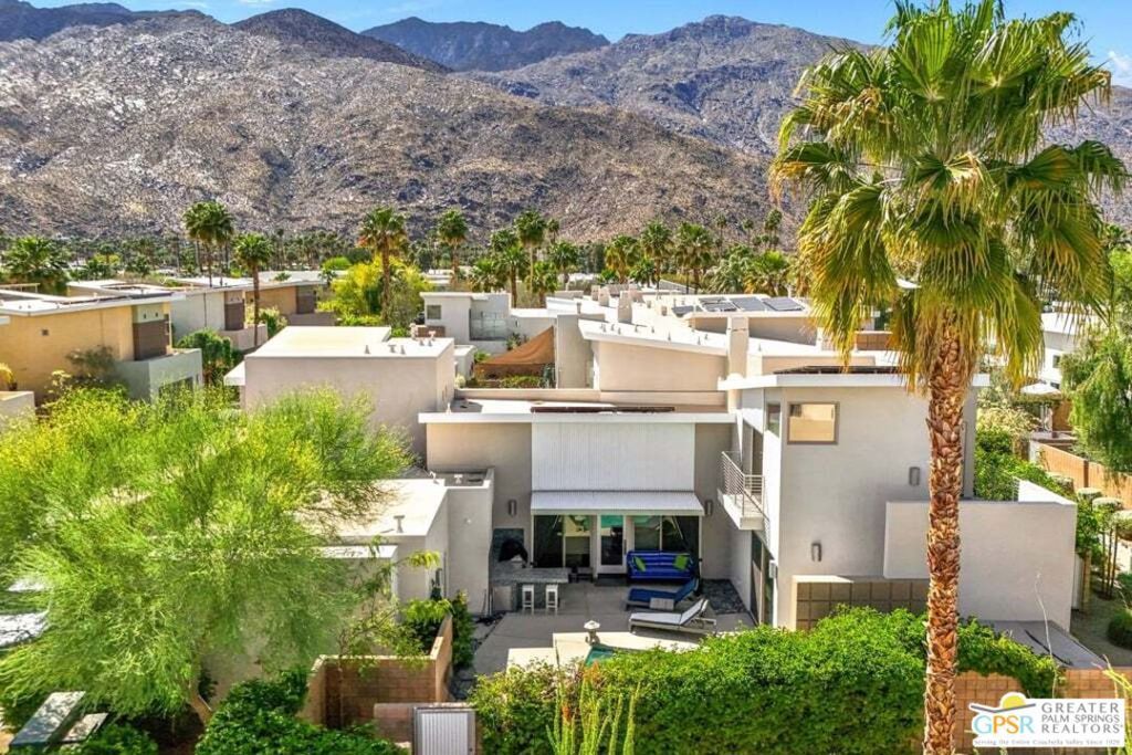Image 8 of property listing at 914 Oceo Circle, Palm Springs, CA 92264