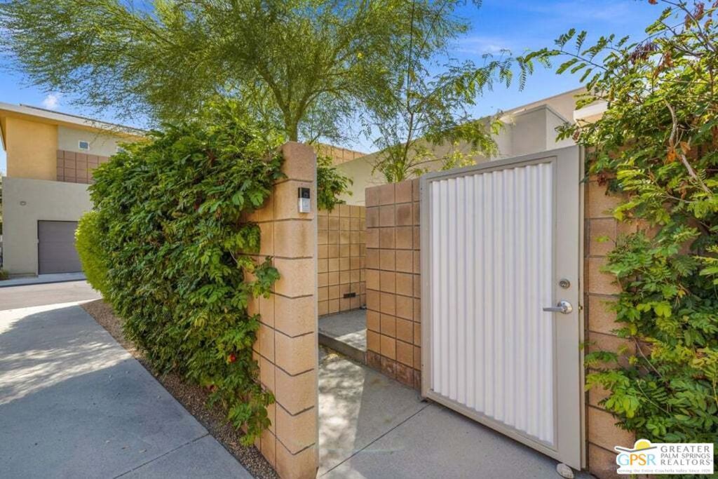 Image 9 of property listing at 914 Oceo Circle, Palm Springs, CA 92264