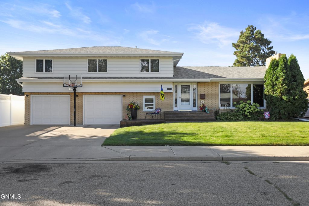711 13th Street W, Williston, ND 58801 photo 2