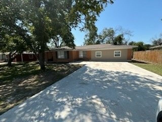 830 N Harbin Drive, Stephenville, TX 76401