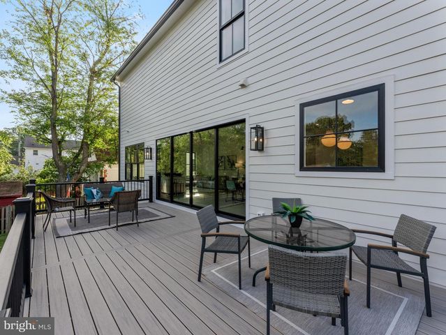 906 HILLCREST DR SW, Vienna, VA 22180