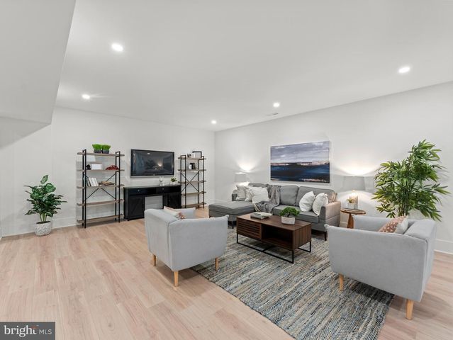 906 HILLCREST DR SW, Vienna, VA 22180