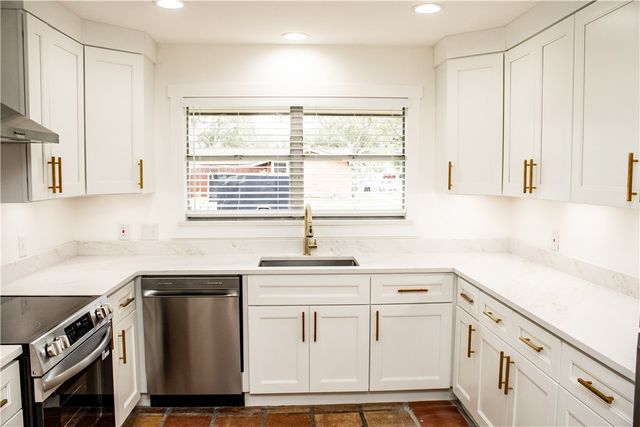 3722 Pope Dr, Corpus Christi, TX 78411