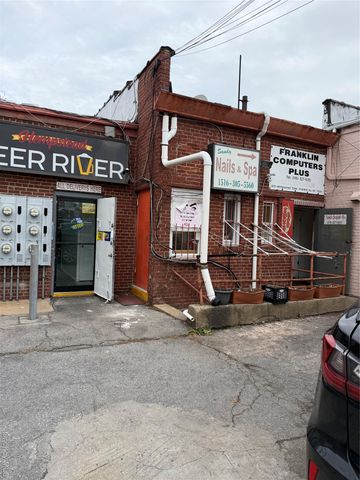 979 hempsted tpke, Franklin Square, NY 11010