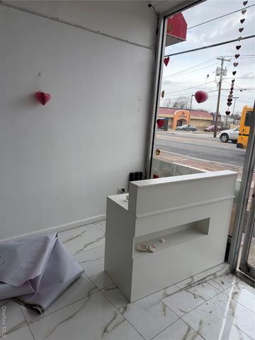 979 hempsted tpke, Franklin Square, NY 11010