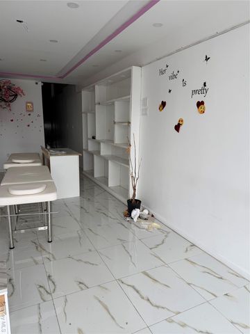 979 hempsted tpke, Franklin Square, NY 11010