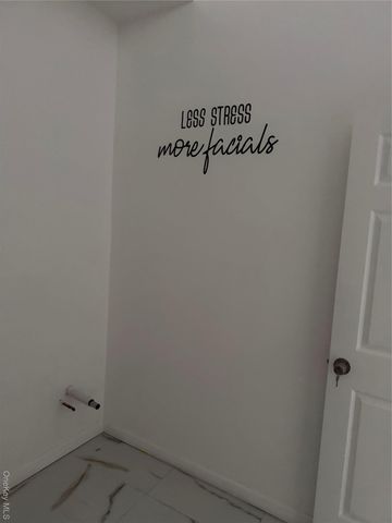 979 hempsted tpke, Franklin Square, NY 11010