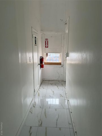 979 hempsted tpke, Franklin Square, NY 11010