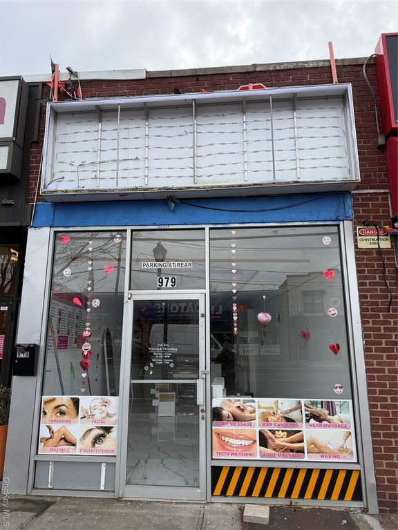 979 hempsted tpke, Franklin Square, NY 11010