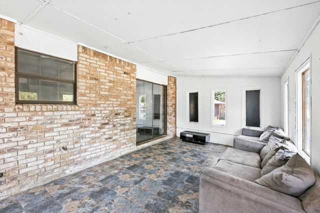 1516 W 7th Street, Irving, TX 75060