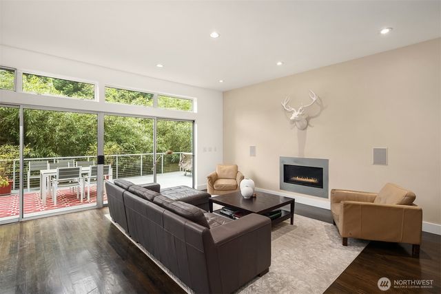 1534 Hillside Drive SE, Issaquah, WA 98027