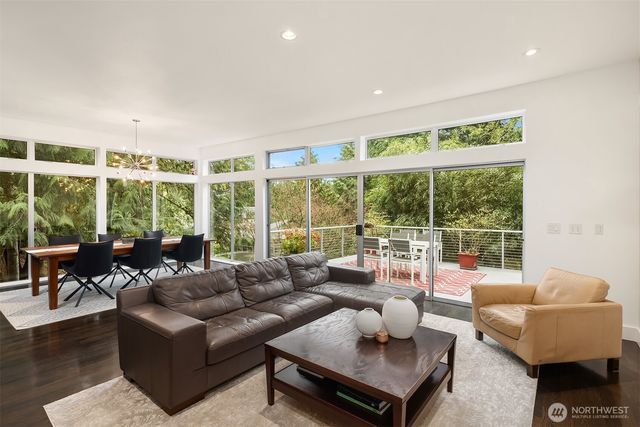 1534 Hillside Drive SE, Issaquah, WA 98027