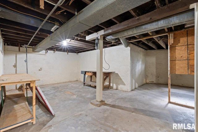 1616 ESPLANADE Avenue, Davenport, IA 52803