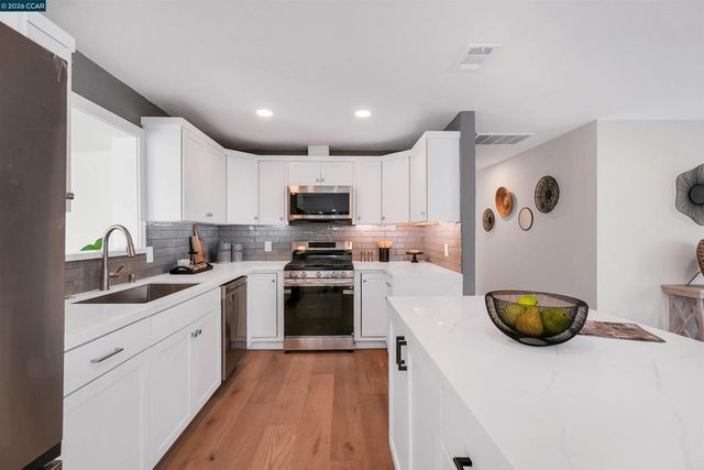 2412 Alamo St, Pinole, CA 94564