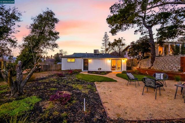 2412 Alamo St, Pinole, CA 94564