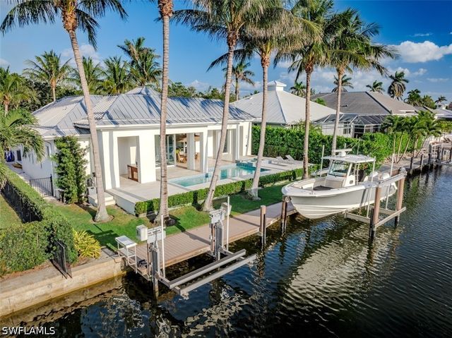 1880 SANDPIPER ST, Naples, FL 34102