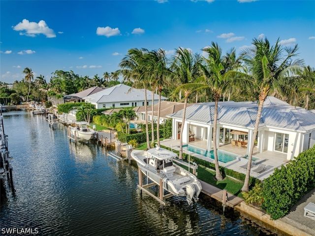 1880 SANDPIPER ST, Naples, FL 34102