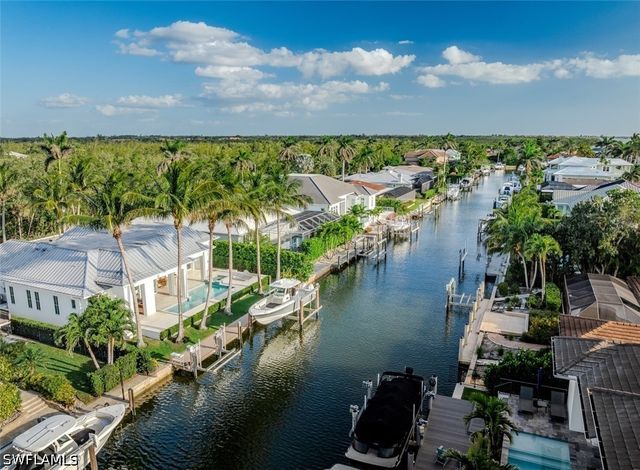 1880 SANDPIPER ST, Naples, FL 34102