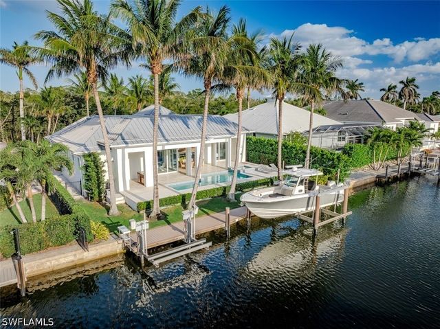 1880 SANDPIPER ST, Naples, FL 34102