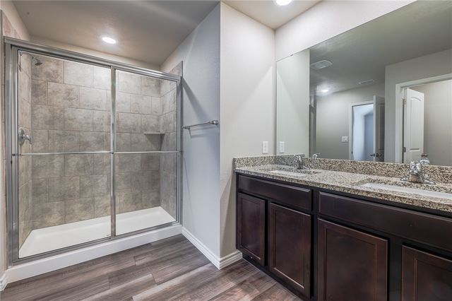 105 Donegal St, Sinton, TX 78387