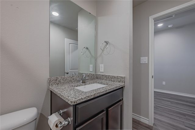 105 Donegal St, Sinton, TX 78387