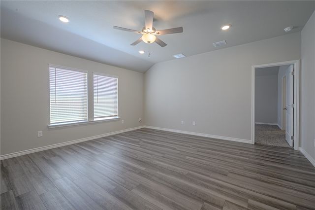 105 Donegal St, Sinton, TX 78387