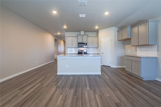 105 Donegal St, Sinton, TX 78387