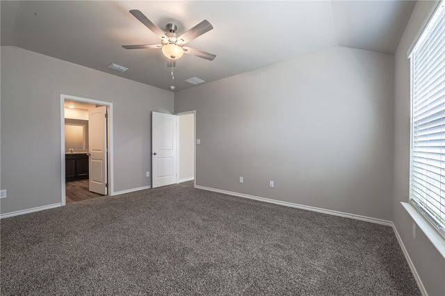 105 Donegal St, Sinton, TX 78387