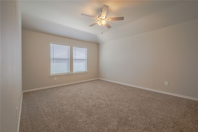 105 Donegal St, Sinton, TX 78387