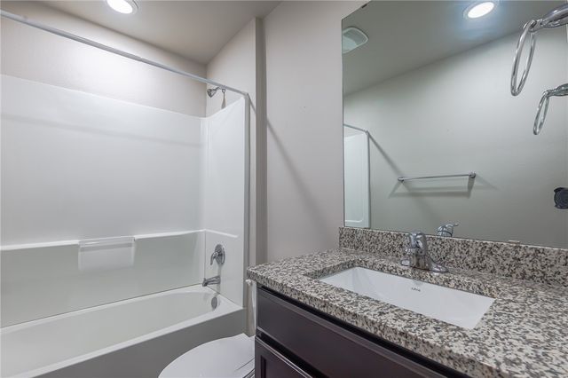 105 Donegal St, Sinton, TX 78387