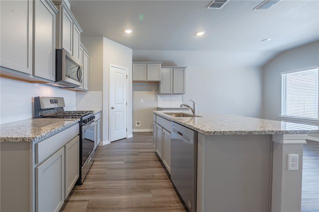 105 Donegal St, Sinton, TX 78387