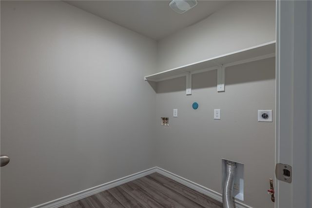 105 Donegal St, Sinton, TX 78387