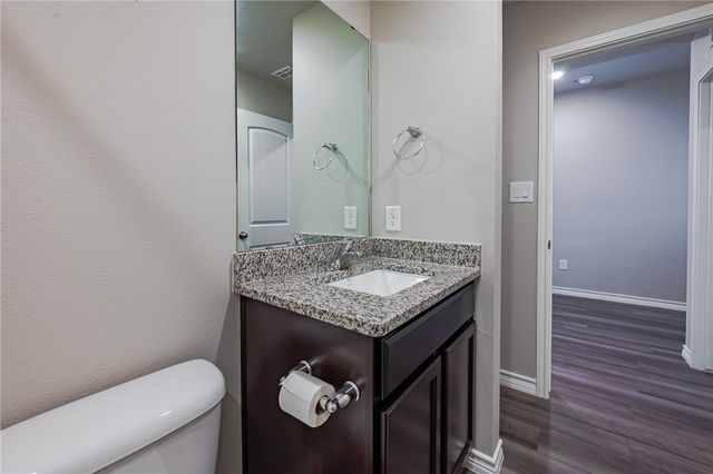 105 Donegal St, Sinton, TX 78387