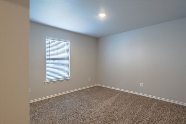 105 Donegal St, Sinton, TX 78387