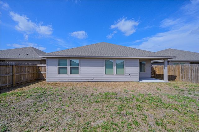 105 Donegal St, Sinton, TX 78387