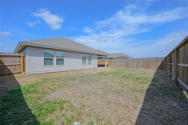 105 Donegal St, Sinton, TX 78387