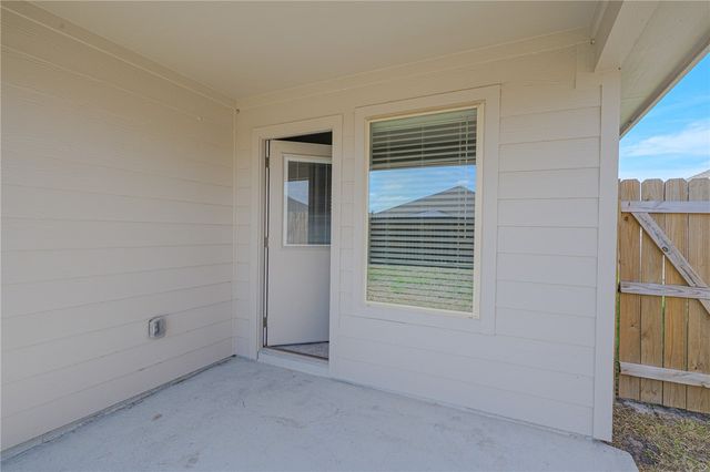 105 Donegal St, Sinton, TX 78387