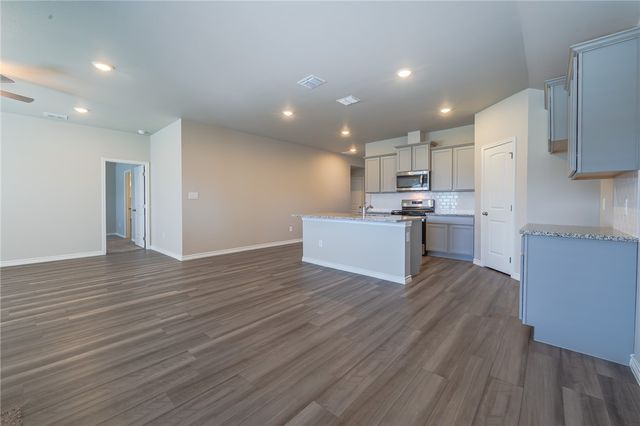 105 Donegal St, Sinton, TX 78387