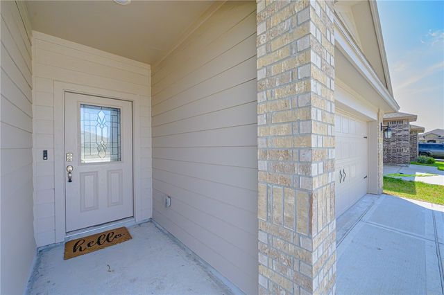 105 Donegal St, Sinton, TX 78387