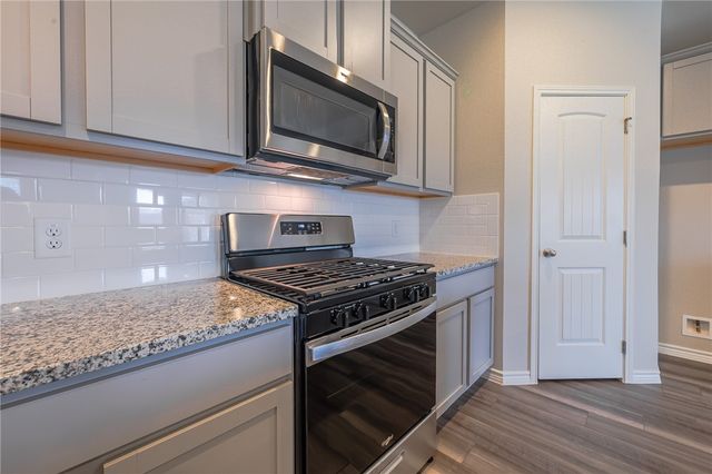 105 Donegal St, Sinton, TX 78387