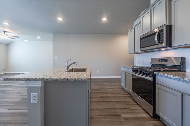 105 Donegal St, Sinton, TX 78387