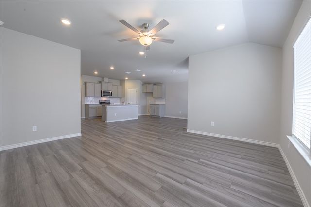 105 Donegal St, Sinton, TX 78387