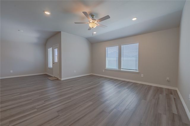 105 Donegal St, Sinton, TX 78387