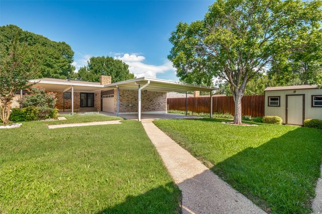 816 Misty Glen Drive, Desoto, TX 75115