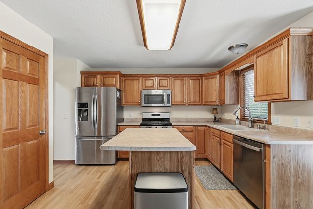 11 JACOB Drive, Eldridge, IA 52478