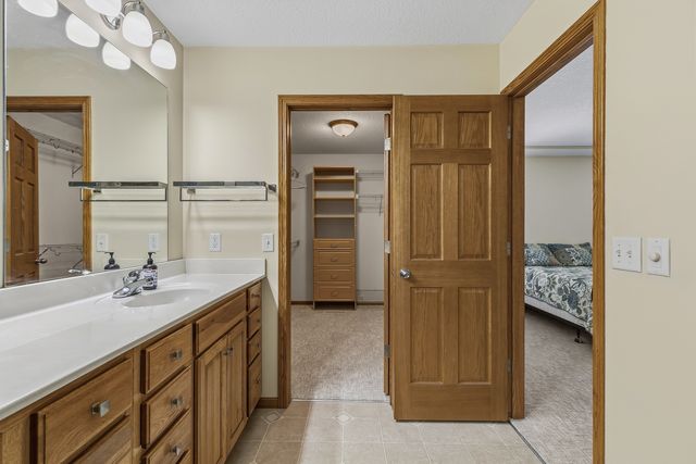 11 JACOB Drive, Eldridge, IA 52478