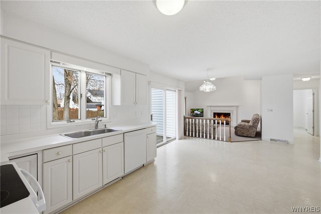 84 South Castlerock Lane, Amherst, NY 14051